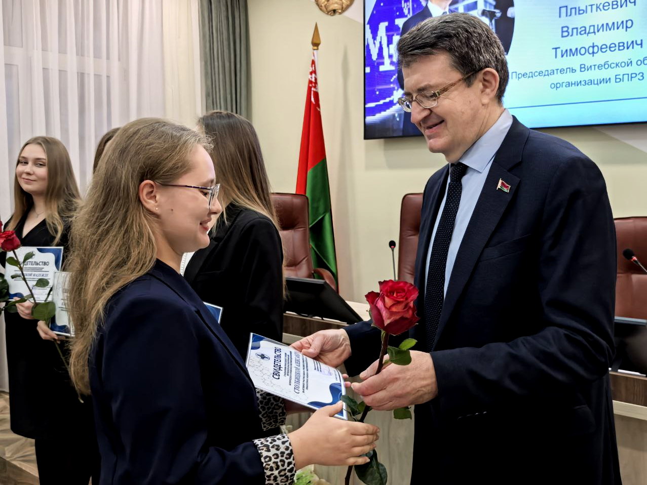 Председатель областной организации отраслевого профсоюза Владимир Плыткевич лично вручил профсоюзные билеты и сертификаты стипендиатам. 